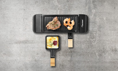 Bestron Raclette für 1 bis 2 Personen, Mini Tischgrill mit zwei Pfännchen, zwei Holzschabern & zwei Untersetzern, 350 Watt, Farbe: Schwarz