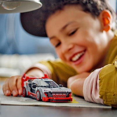 LEGO Speed Champions Audi S1 e-tron Quattro Rennwagen Set mit Auto-Spielzeug zum Bauen, Spielen und Ausstellen, Modellauto für Kinder, Geschenk für 9-jährige Jungs und Mädchen 76921