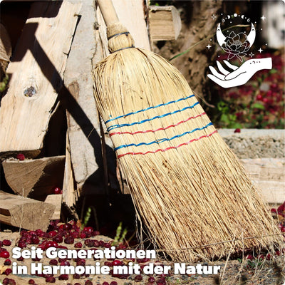 KADAX Reisstrohbesen, Reisigbesen, Besen mit langem Stiel aus Holz, funktionaler Strohbesen, Besen aus Sorgogras, Hexenbesen, Hofbesen aus Reisstroh (L: 140 cm)