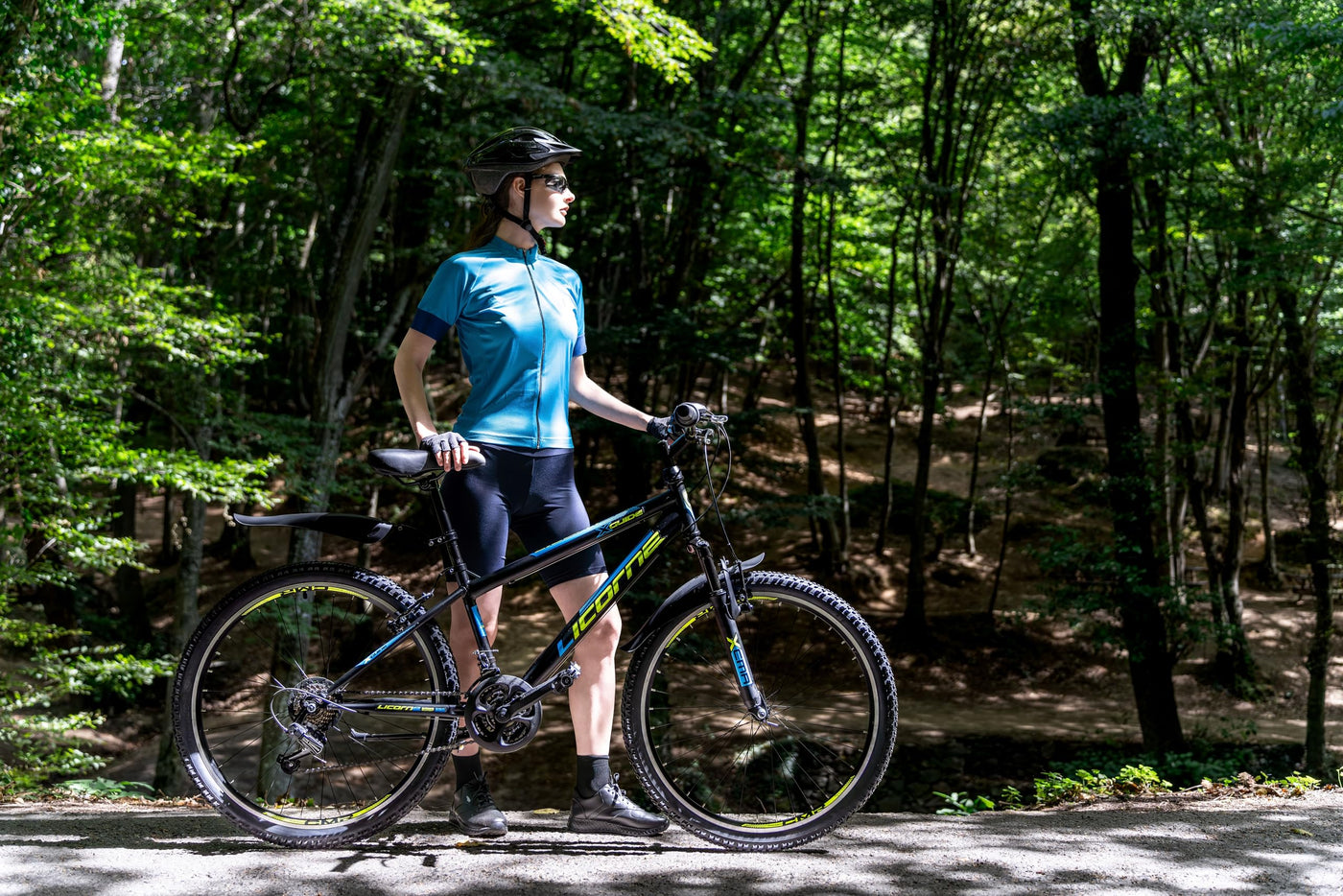 Licorne Bike Guide Premium Mountainbike in 20, 24, 26, 27.5 und 29 Zoll Fahrrad für Mädchen Jungen Herren und Damen (26 Zoll, Weiß/Rosa)