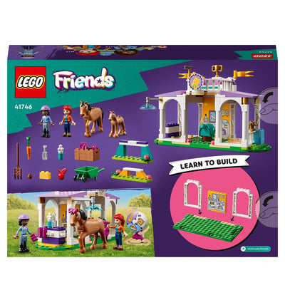 LEGO 41746 Friends Reitschule Set mit 2 Spielzeug-Pferden, Aliya und Mia Mini-Puppen, Reitstall- und Pferdespielzeug, Tierpflege-Geschenk für Kinder, Mädchen und Jungen ab 4 Jahre