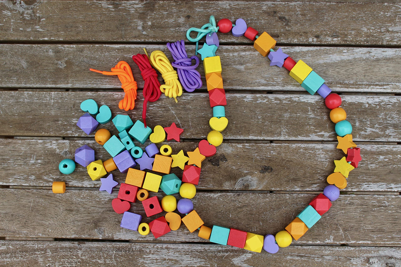 moses. Große Holzperlen zum Fädeln, 75 bunte Perlen und 5 Schnüre zum Auffädeln, Montessori Fädelspiel für Kinder ab 3 Jahren, Bunt