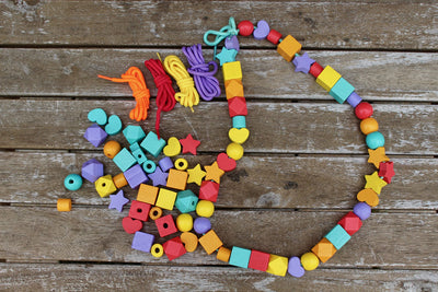 moses. Große Holzperlen zum Fädeln, 75 bunte Perlen und 5 Schnüre zum Auffädeln, Montessori Fädelspiel für Kinder ab 3 Jahren, Bunt