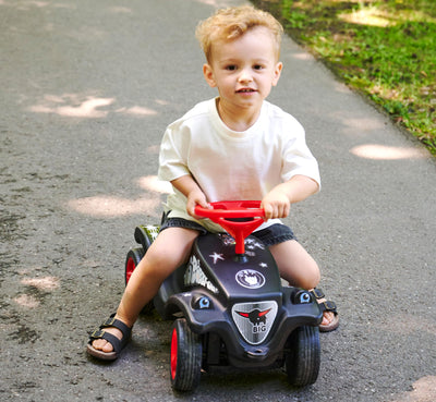 Big Bobby Car Classic Little Rocker - Rutschauto ab 1 Jahr im dunklen Rock n‘ Roll-Design mit rotem Sicherheits-Lenkrad und Hupe, für Kinder ab 12 Monaten (bis 50 kg), schwarz mit Aufklebern
