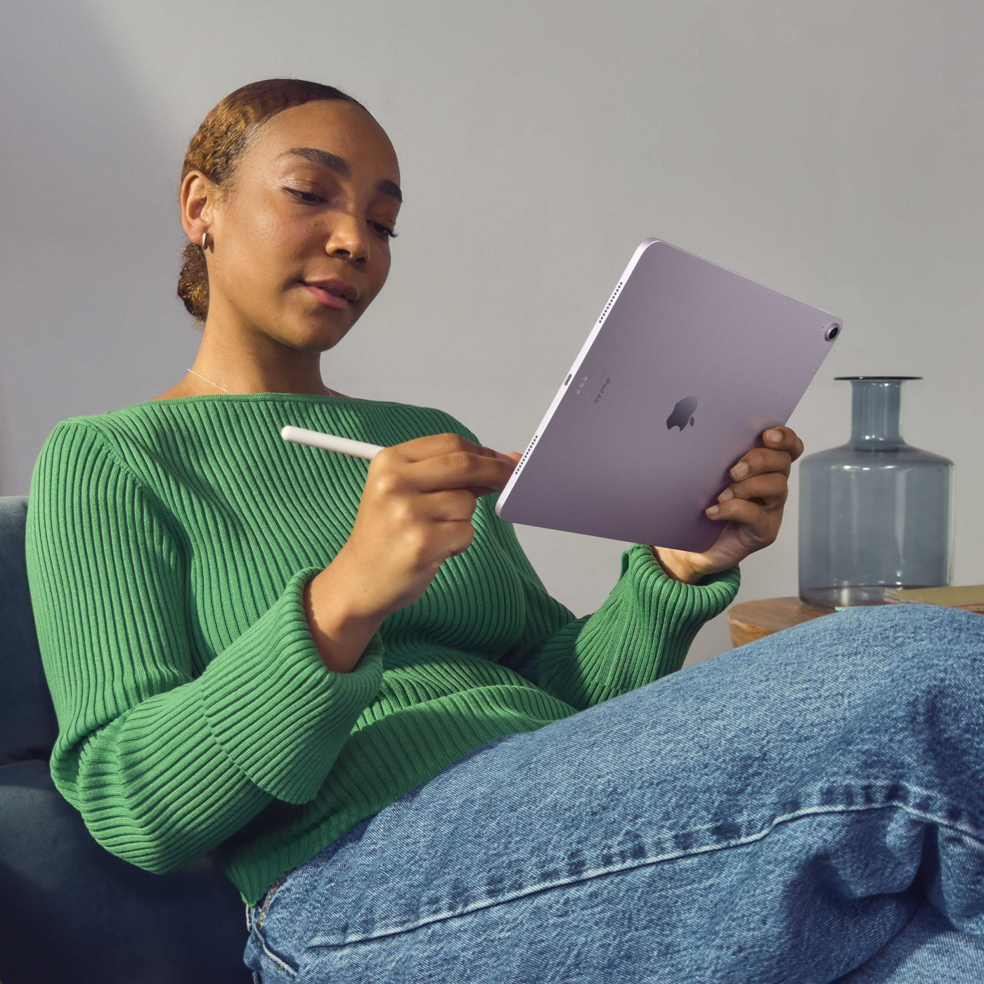 Apple 13" iPad Air (M2): Liquid Retina Display, 256 GB, 12 MP Querformat Frontkamera/12 MP Rückkamera, WLAN 6E, Touch ID, Batterie für den ganzen Tag – Space Grau