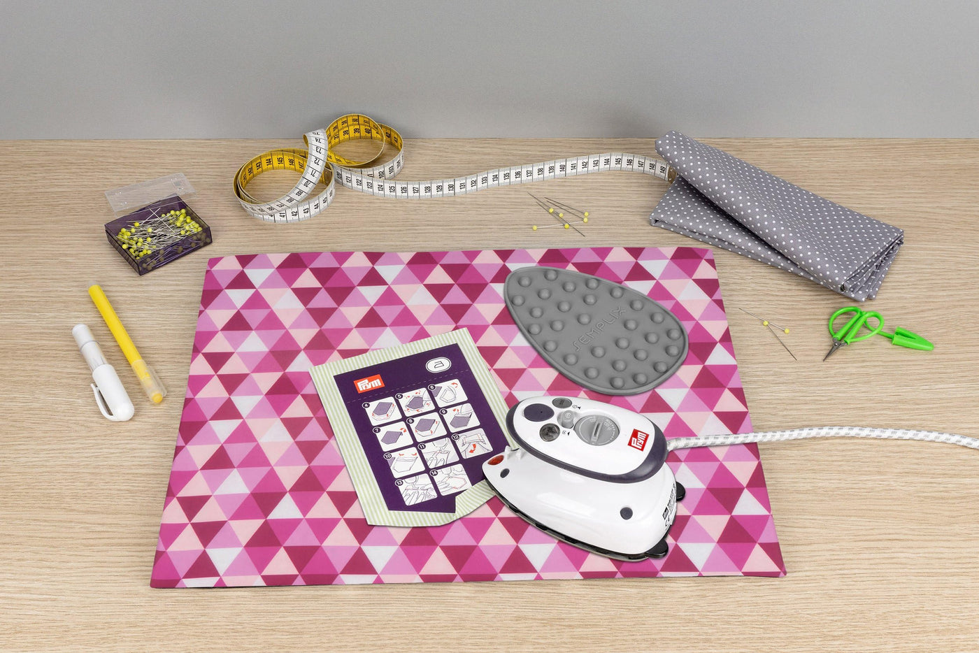 SEMPLIX Bügel Set – Bügelunterlage mit rutschhemmender Rückseite 30 x 40 cm/Mini Bügeleisenablage 10,5 x 15,5 cm/Minibügeleisen von Prym (Beere/rosa)