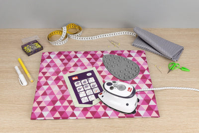 SEMPLIX Bügel Set – Bügelunterlage mit rutschhemmender Rückseite 30 x 40 cm/Mini Bügeleisenablage 10,5 x 15,5 cm/Minibügeleisen von Prym (Beere/rosa)