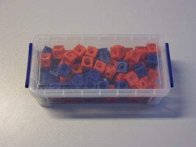 100 Steckwürfel 2-farbig (rot, blau) in der praktischen Box, 1,7cm, allseitig steckbar