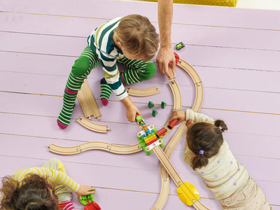 BRIO World 33727 Mein erstes Bahn Spiel Set - Zug mit Waggon, Schienen & Hängebrücke für Kleinkinder Einsteiger-Set empfohlen ab 18 Monaten