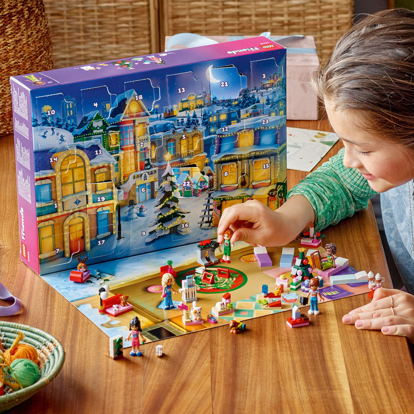LEGO Friends Adventskalender 2025 - Weihnachten Spielzeug mit 24 Überraschungen inkl. 5 Minifiguren, 5 Tierfiguren und viel Zubehör - Kinder Geschenk für Mädchen und Jungen ab 6 Jahren - 42668