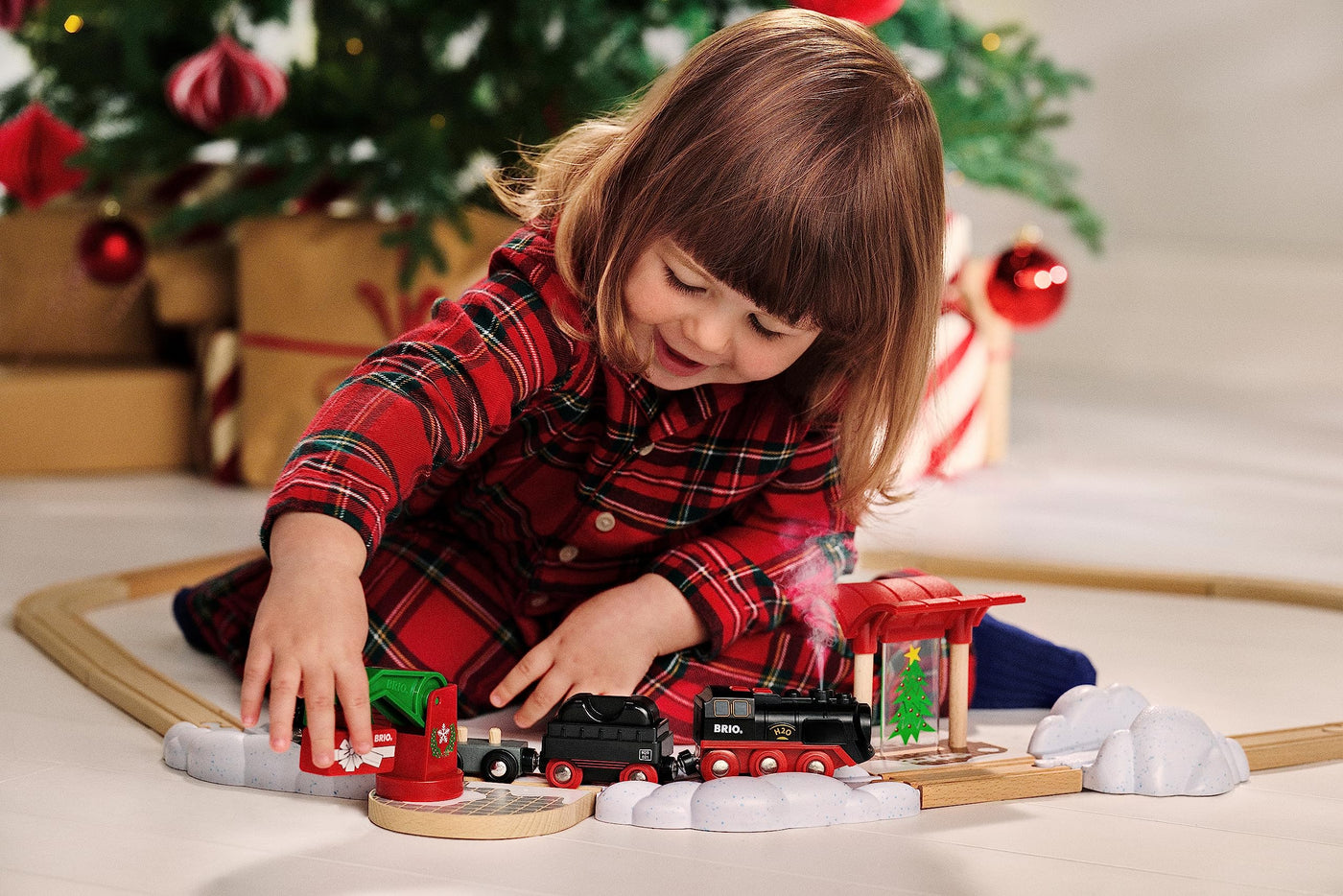 BRIO World 36014 Batterie-Dampflok Weihnachts-Set - Aus dem Schornstein der Lokomotive strömt kalter Wasserdampf - Großes Schienenlayout für eine Rundtour um den Weihnachtsbaum, empfohlen ab 3 Jahren