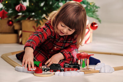 BRIO World 36014 Batterie-Dampflok Weihnachts-Set - Aus dem Schornstein der Lokomotive strömt kalter Wasserdampf - Großes Schienenlayout für eine Rundtour um den Weihnachtsbaum, empfohlen ab 3 Jahren