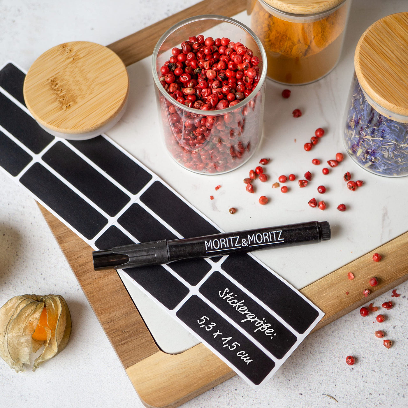 Moritz & Moritz 12 Gewürzgläser Set je 125ml - Gewürzdosen Glas inkl. Tafelsticker & Kreidestift – Luftdichte Gewürzgläser mit Bambusdeckel für Gewürze, Kräuter & Tee