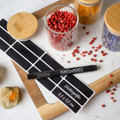 Moritz & Moritz 12 Gewürzgläser Set je 125ml - Gewürzdosen Glas inkl. Tafelsticker & Kreidestift – Luftdichte Gewürzgläser mit Bambusdeckel für Gewürze, Kräuter & Tee