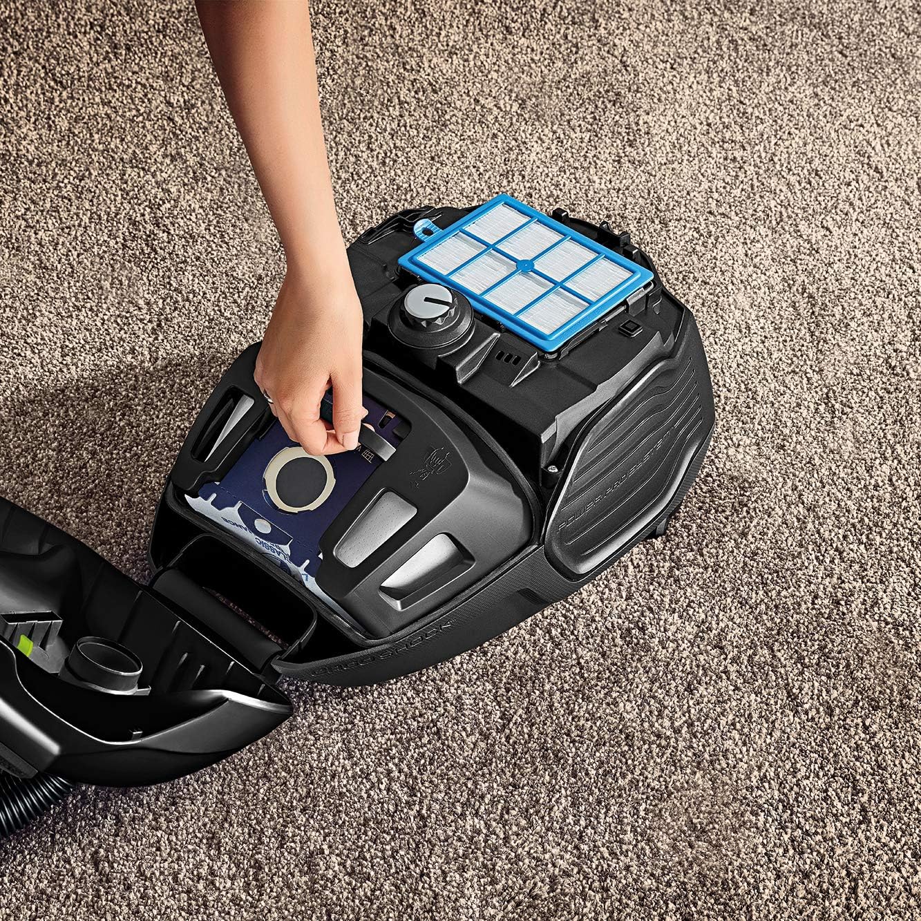 AEG VX6-2-ÖKOX Staubsauger mit Beutel / 60% Recyclingmaterial / Zusatzdüsen / Hart- und Teppichböden / 9 m Aktionsradius / ergonomischer Handgriff / 800 Watt / neue technische Version / schwarz, grün