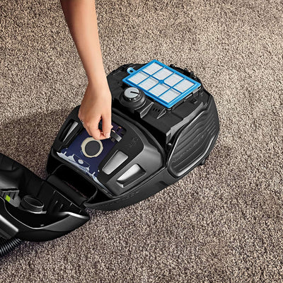 AEG VX6-2-ÖKOX Staubsauger mit Beutel / 60% Recyclingmaterial / Zusatzdüsen / Hart- und Teppichböden / 9 m Aktionsradius / ergonomischer Handgriff / 800 Watt / neue technische Version / schwarz, grün