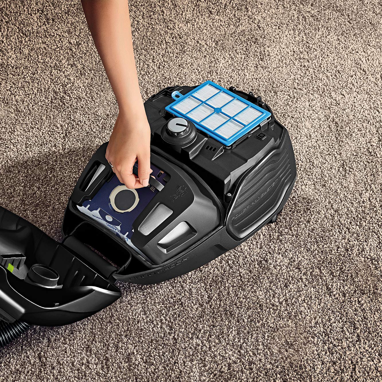 AEG VX6-2-ÖKOX Staubsauger mit Beutel / 60% Recyclingmaterial / Zusatzdüsen / Hart- und Teppichböden / 9 m Aktionsradius / ergonomischer Handgriff / 800 Watt / neue technische Version / schwarz, grün