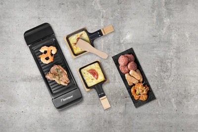 Bestron Raclette für 1 bis 2 Personen, Mini Tischgrill mit zwei Pfännchen, zwei Holzschabern & zwei Untersetzern, 350 Watt, Farbe: Schwarz