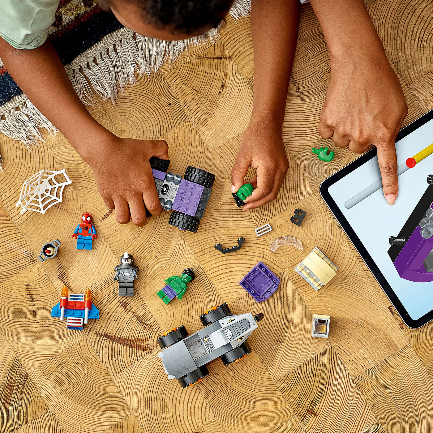 LEGO Marvel Spidey und Seine Super-Freunde Hulks und Rhinos Monster Truck-Duell, Spider-Man-Set, Superhelden-Spielzeug zum Bauen ab 4 Jahren 10782