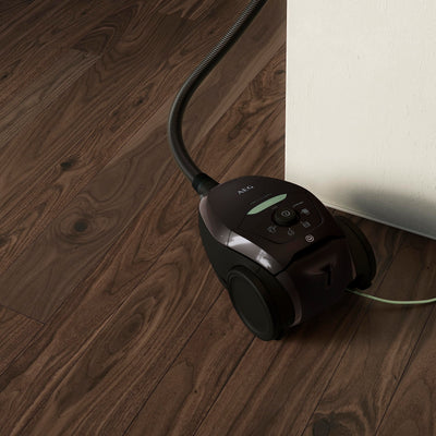 AEG VX82-1-ÖKO Staubsauger / 75% Recyclingmaterial / autom. Saugkraftregulierung / extrem leise auch auf Teppich / Aufnahme von großen + kleinsten Partikeln / langes Kabel / 600W / schwarz