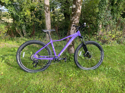Eastern Bikes Alpaka 27,5" leichtes MTB-Mountainbike, 9-Gang, hydraulische Scheibenbremsen, Federgabel, in 3 Rahmengrößen Erhältlich (15", Lila)