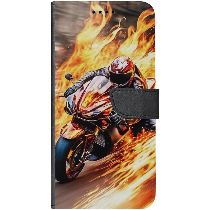 iPhone 14 Plus Handyhülle aus Kunstleder mit Lasche Motiv 14 Motorradfahrer in Flammen - personalisierbar