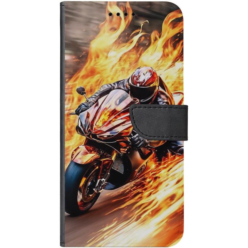 iPhone 15 Plus Handyhülle aus Kunstleder mit Lasche Motiv 14 Motorradfahrer in Flammen - personalisierbar